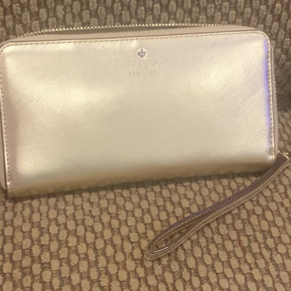 EUC Kate  Spade  gold leather wristlet.  Zipper closure - Picture 6 of 10
